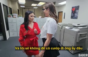 Nữ nhân viên trung tâm hổ trợ xã hội giúp đỡ mấy gã đàn ông tự kỷ