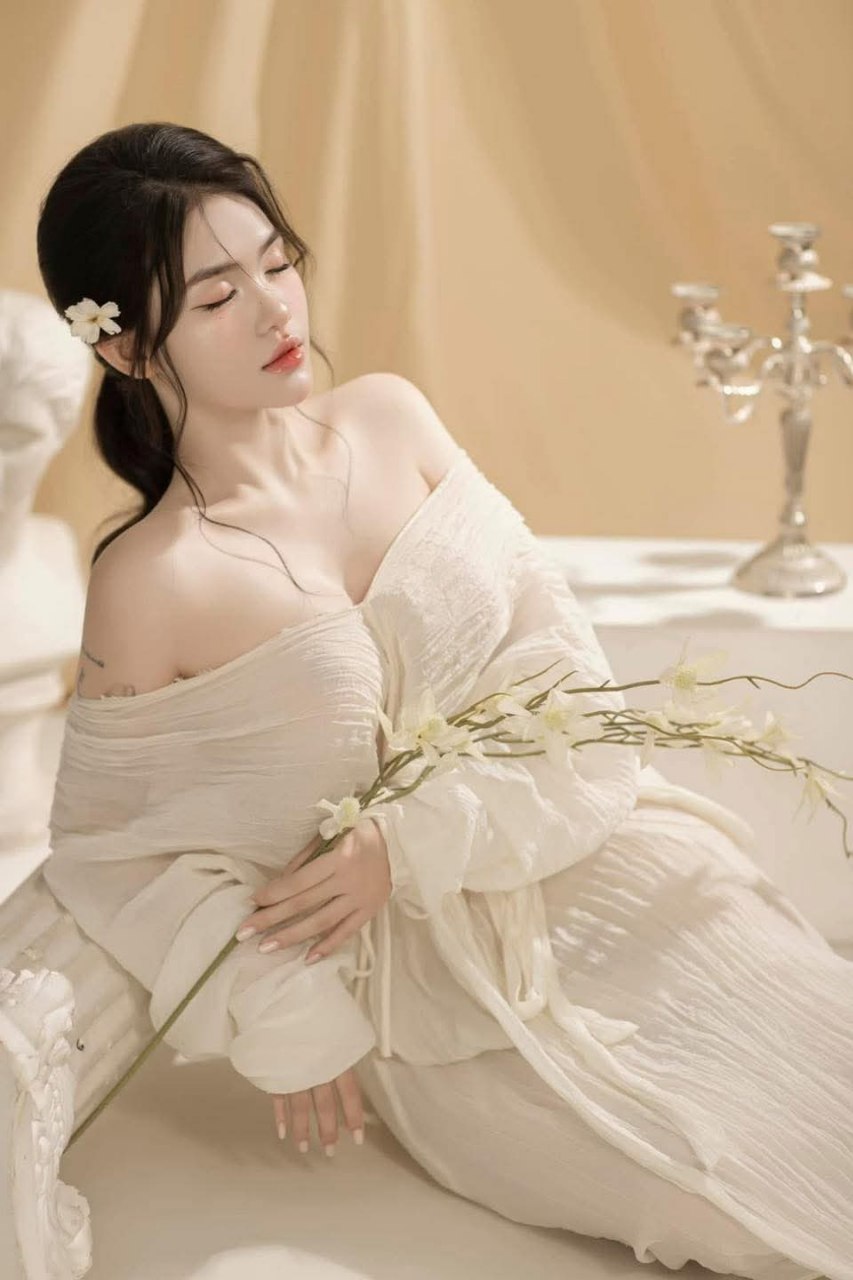 Cô chủ nhà thiếu thốn và mấy anh giao hàng nhanh số hưởng